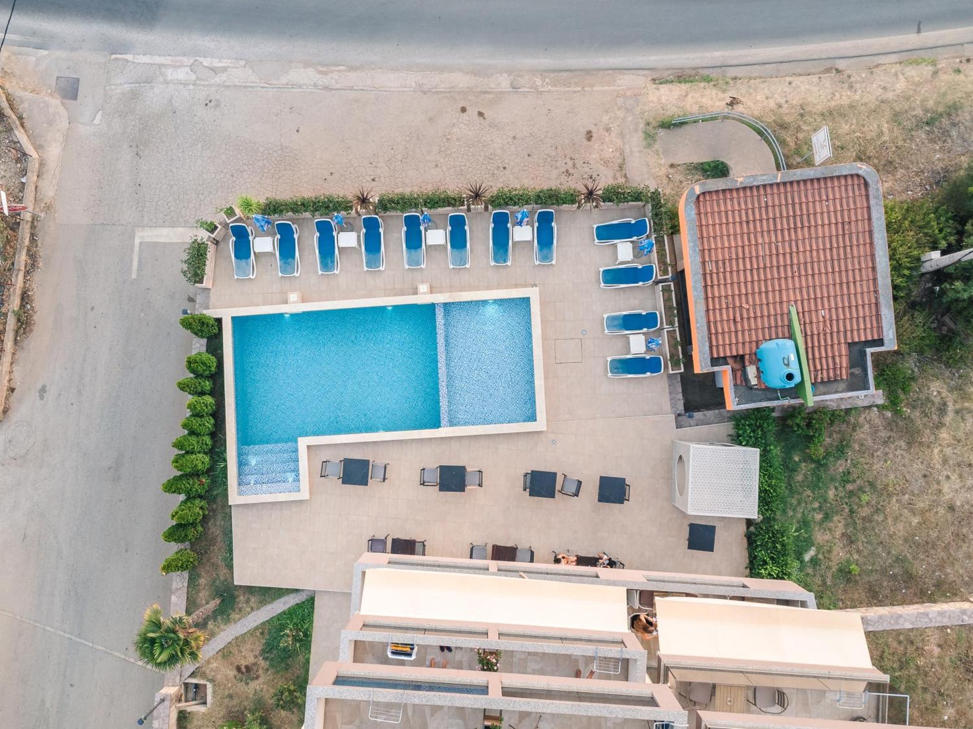 Lux Hotel M Dobra Voda Exterior photo